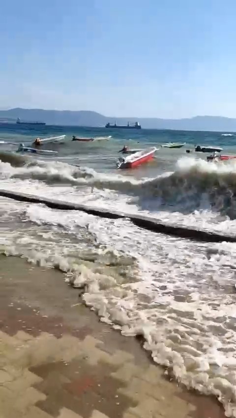 Gemlik’te dalgalar sahil yoluna taştı, o anlar kameraya yansıdı