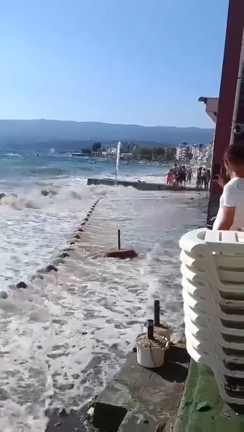 Gemlik’te dalgalar sahil yoluna taştı, o anlar kameraya yansıdı