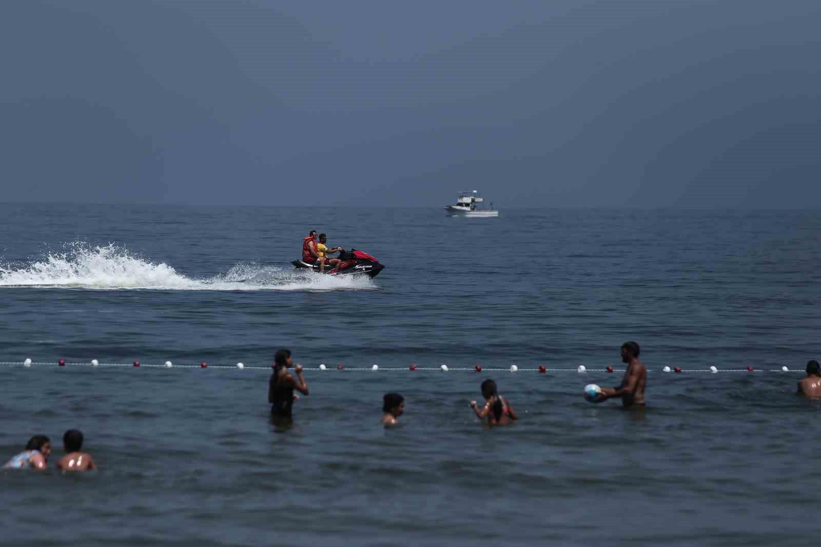 (Özel) Mavi bayraklı plajda jet skili tatbikat