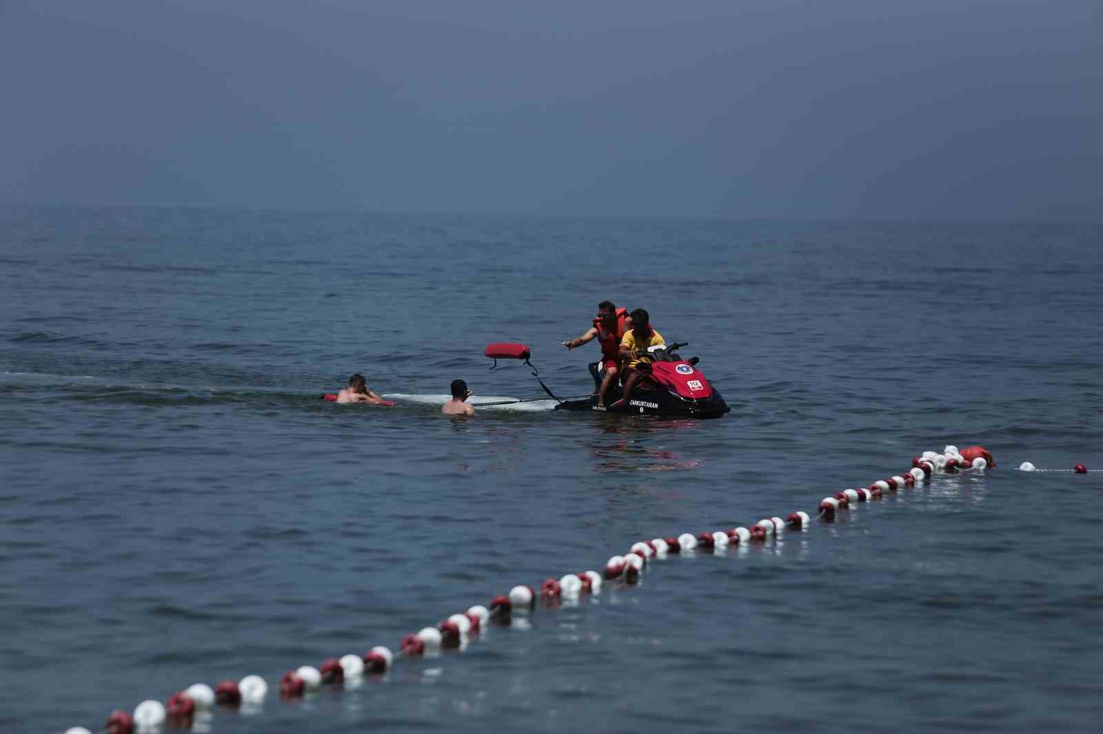 (Özel) Mavi bayraklı plajda jet skili tatbikat