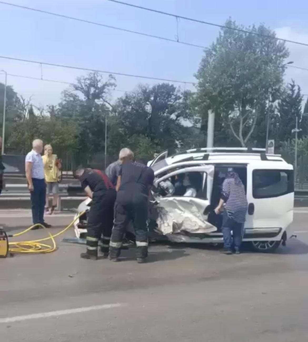 Bariyerlere çarpan hafif ticari araç metrelerce savruldu, sürücüsü sıkıştı