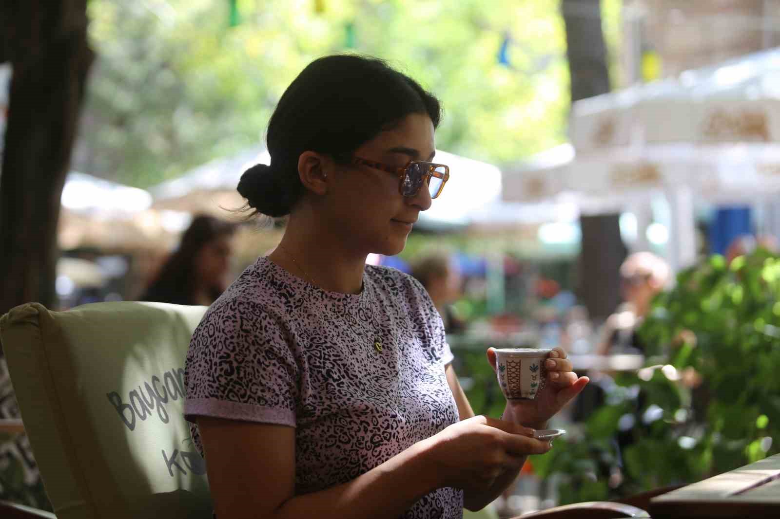 (Özel) Cezve yerine fincanda pişirilen ‘İsli Kahve’ kültürü tarihi handa devam ediyor