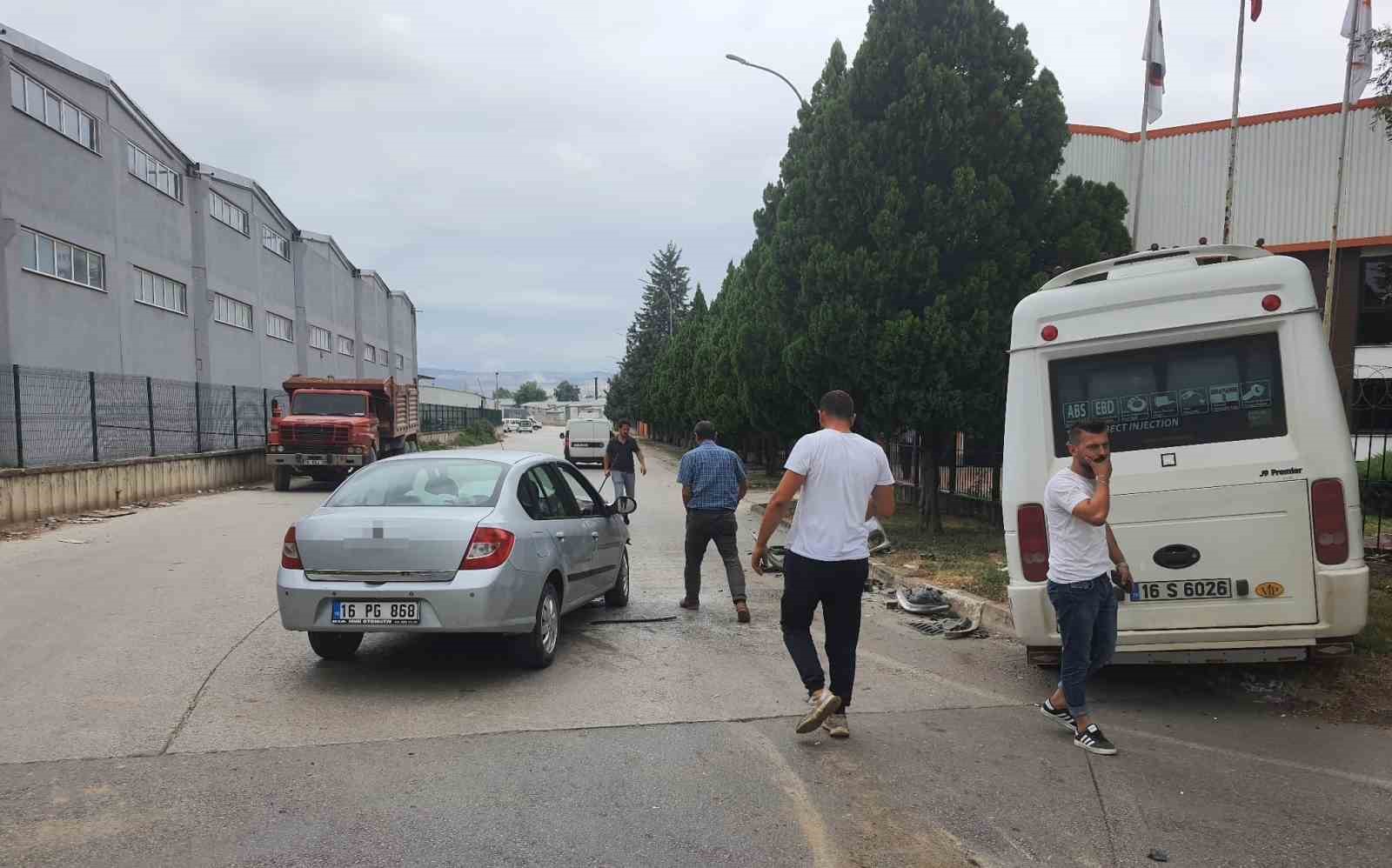 Otomobil ile minibüs çarpıştı : 4 yaralı