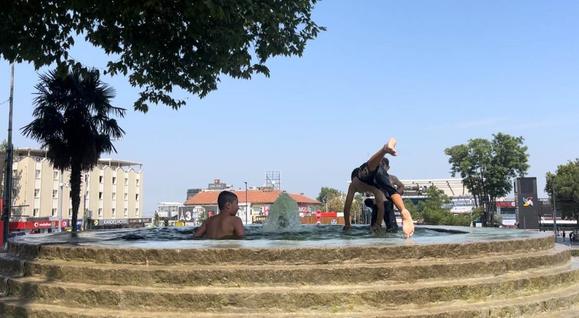 Sıcaklardan bunalan çocukların tehlikeli oyunu kamerada