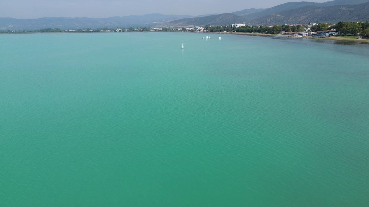 İznik Gölü turkuaza büründü