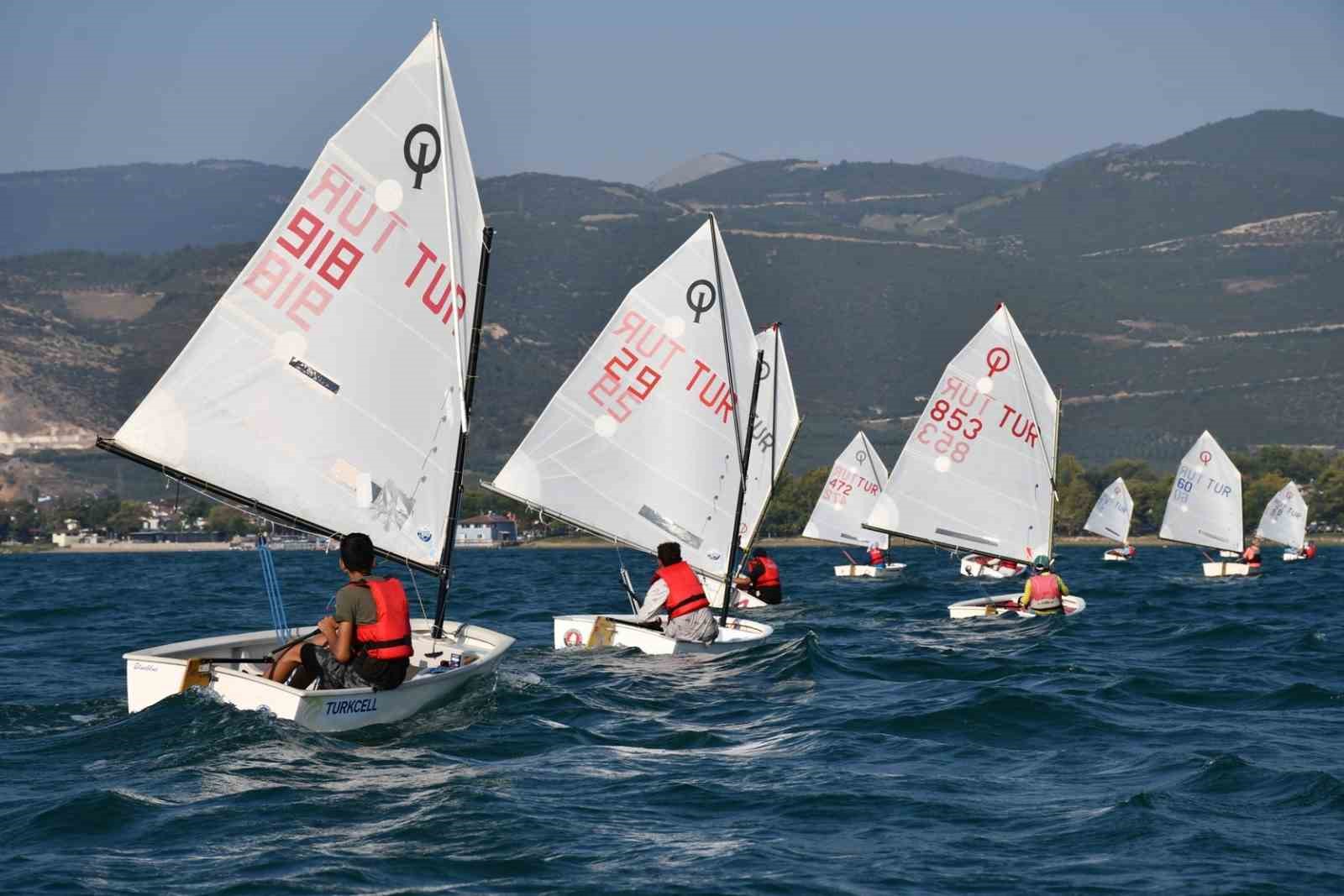 İznik Gölünde heyecan dolu yelken yarışları