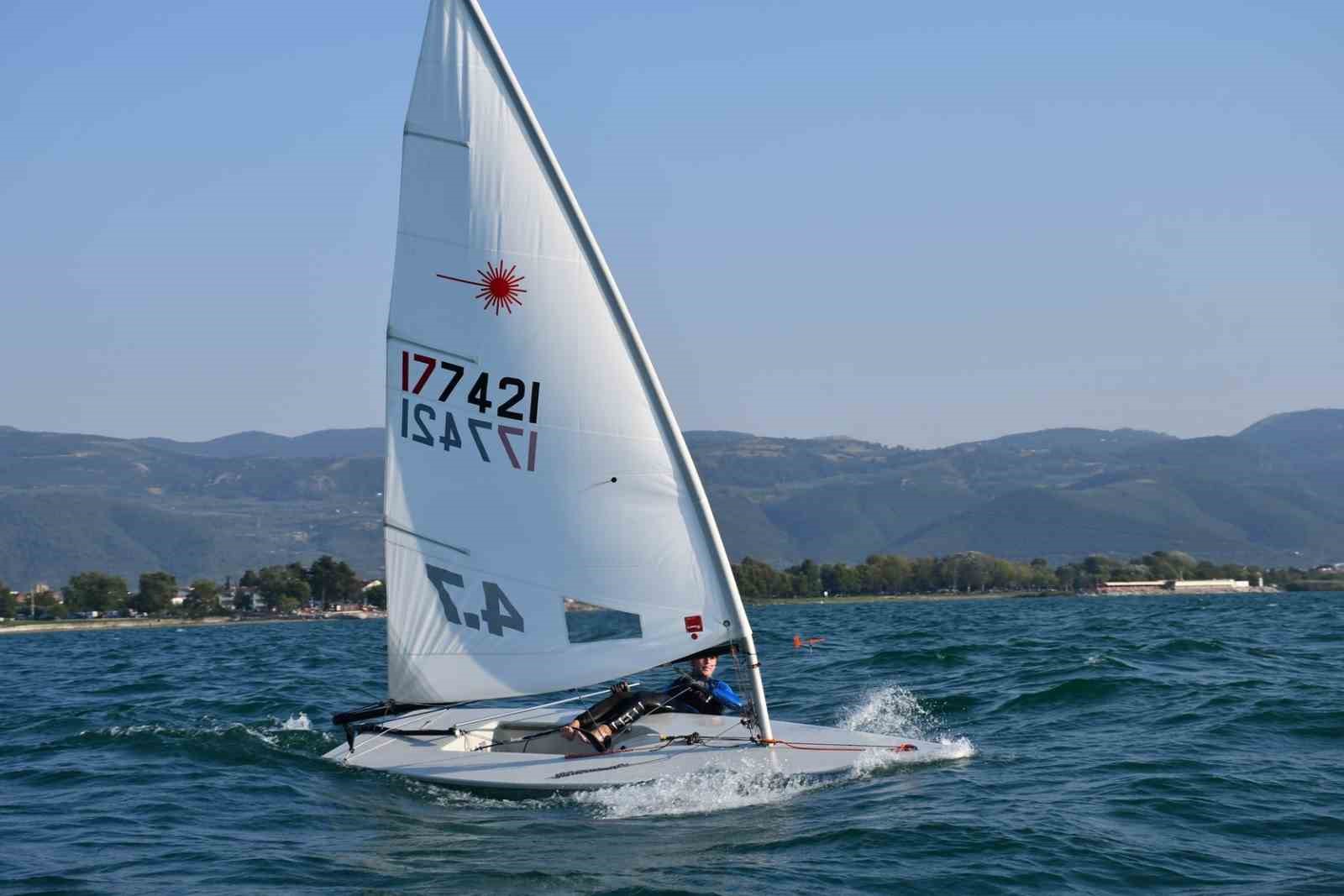 İznik Gölünde heyecan dolu yelken yarışları