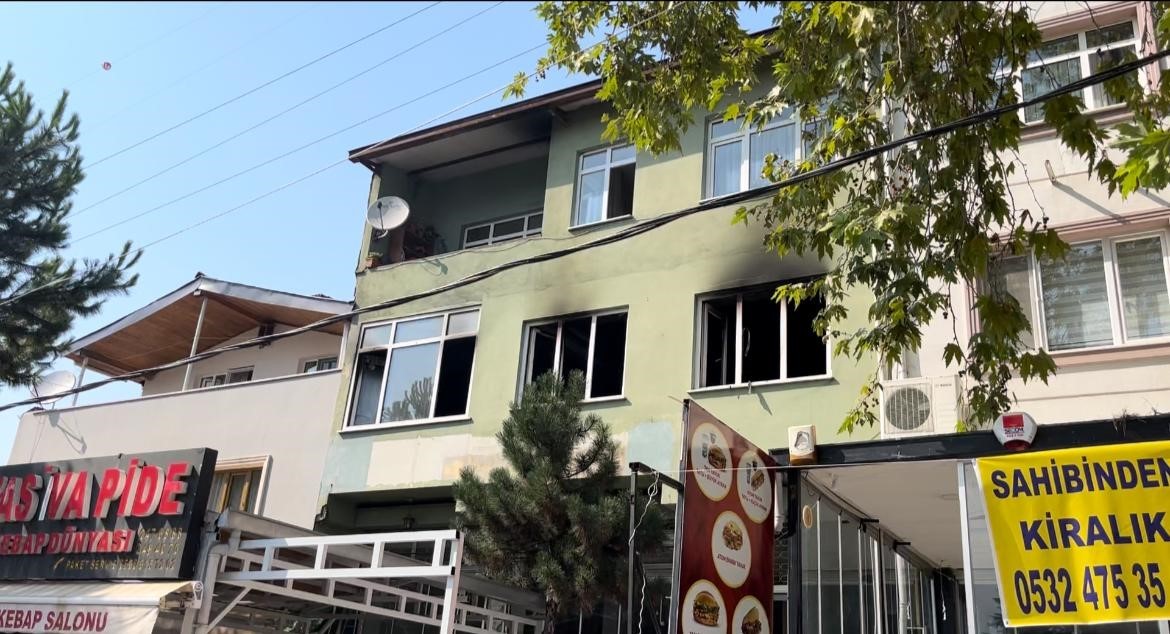 Oturduğu daireyi ateşe verdi, kuzeni ve yengesi ölümden döndü