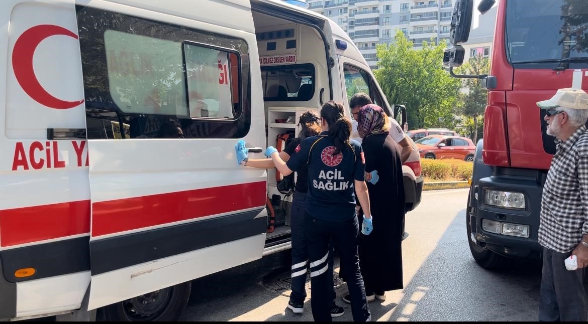 Oturduğu daireyi ateşe verdi, kuzeni ve yengesi ölümden döndü