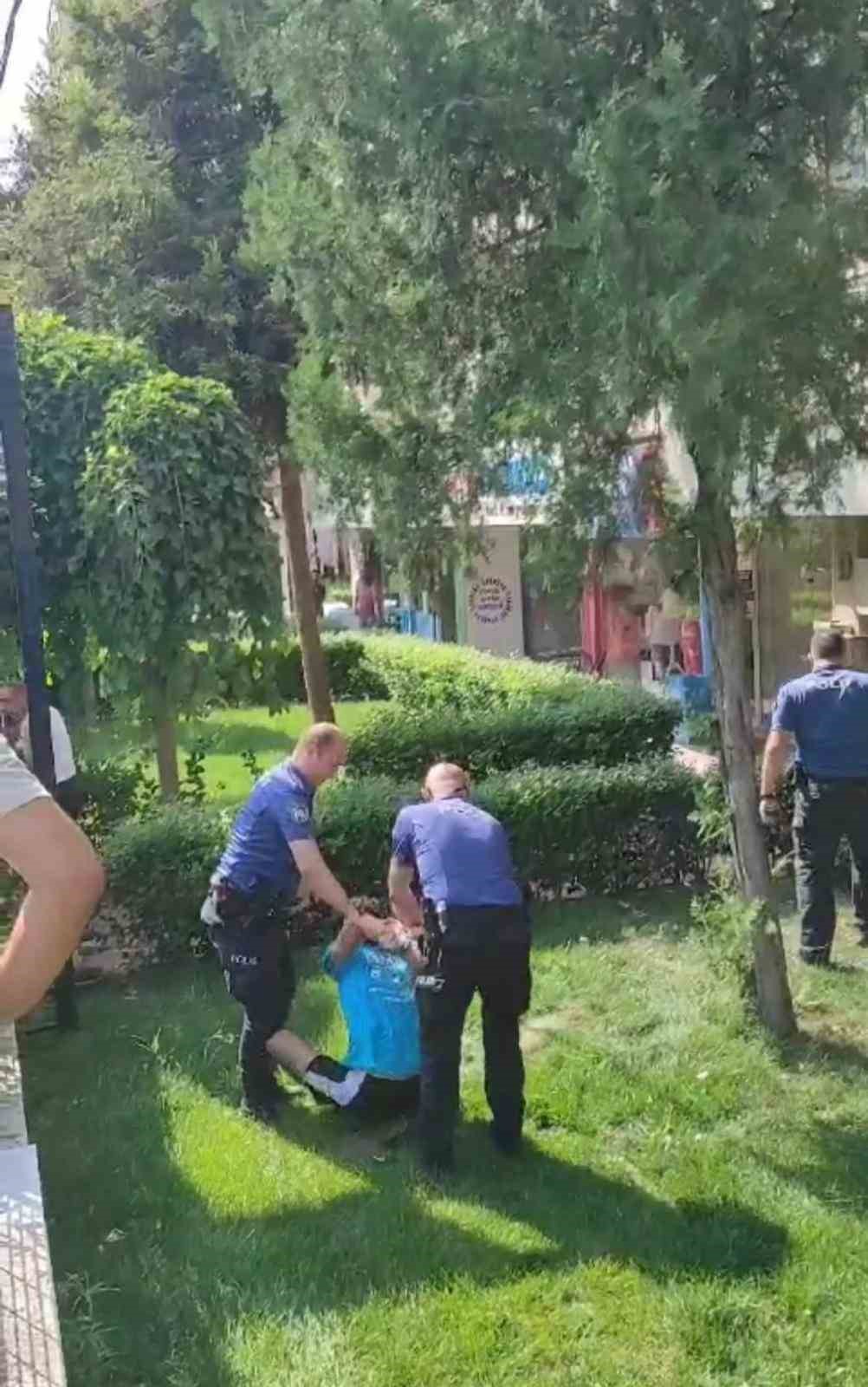 Oturduğu daireyi ateşe verdi, kuzeni ve yengesi ölümden döndü