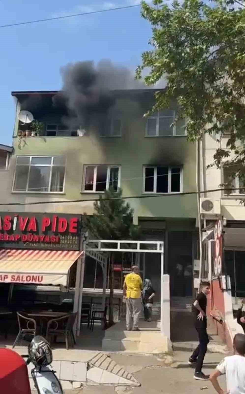 Oturduğu daireyi ateşe verdi, kuzeni ve yengesi ölümden döndü