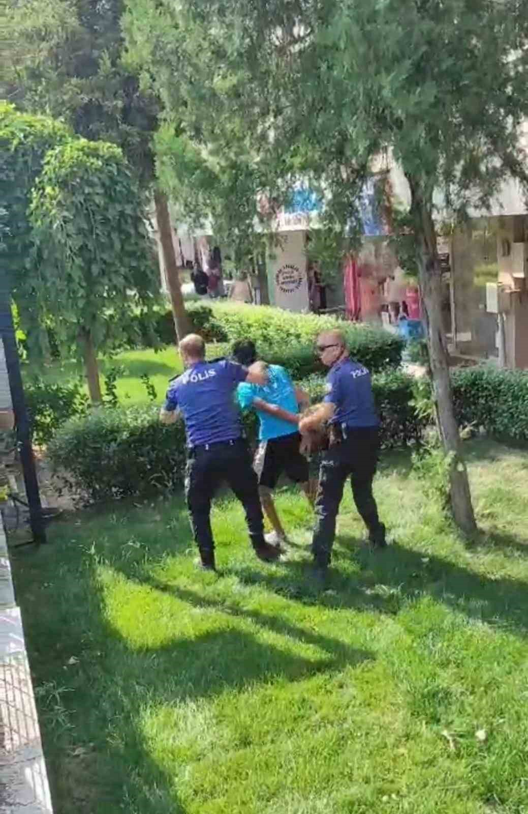 Oturduğu daireyi ateşe verdi, kuzeni ve yengesi ölümden döndü