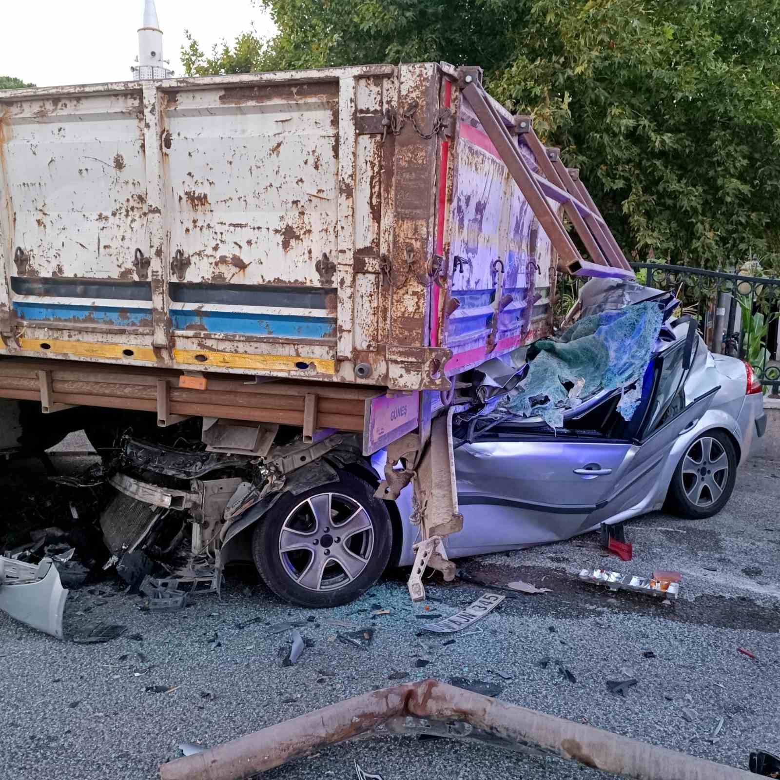 Bursa’nın Karacabey ilçesinde otomobil tıra çarptı, 4 kişi öldü 2 kişi yaralandı