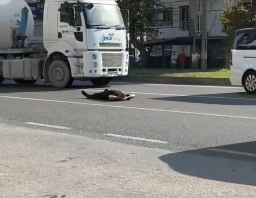 Bursa’da bir adam yüzlerce aracın geçtiği karayoluna boylu boyunca uzandı