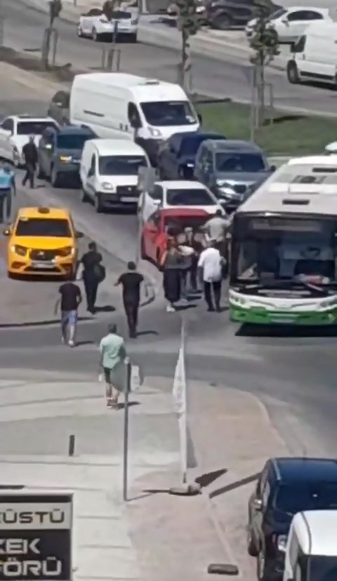 Otobüs ile otomobil şoförü yolu paylaşamadı