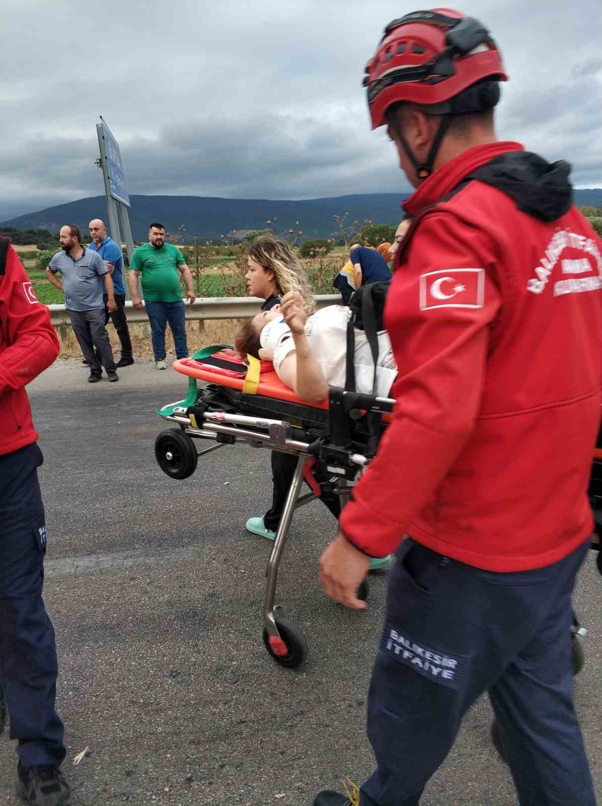 Kontrolden çıkan araç refüje girdi: 3 yaralı