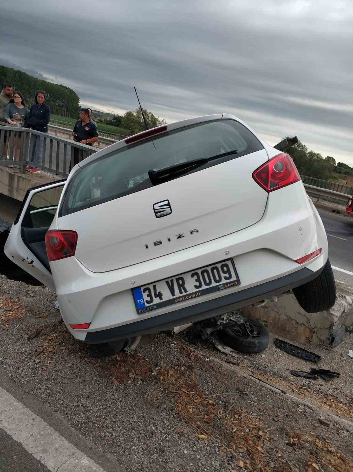 Kontrolden çıkan araç refüje girdi: 3 yaralı