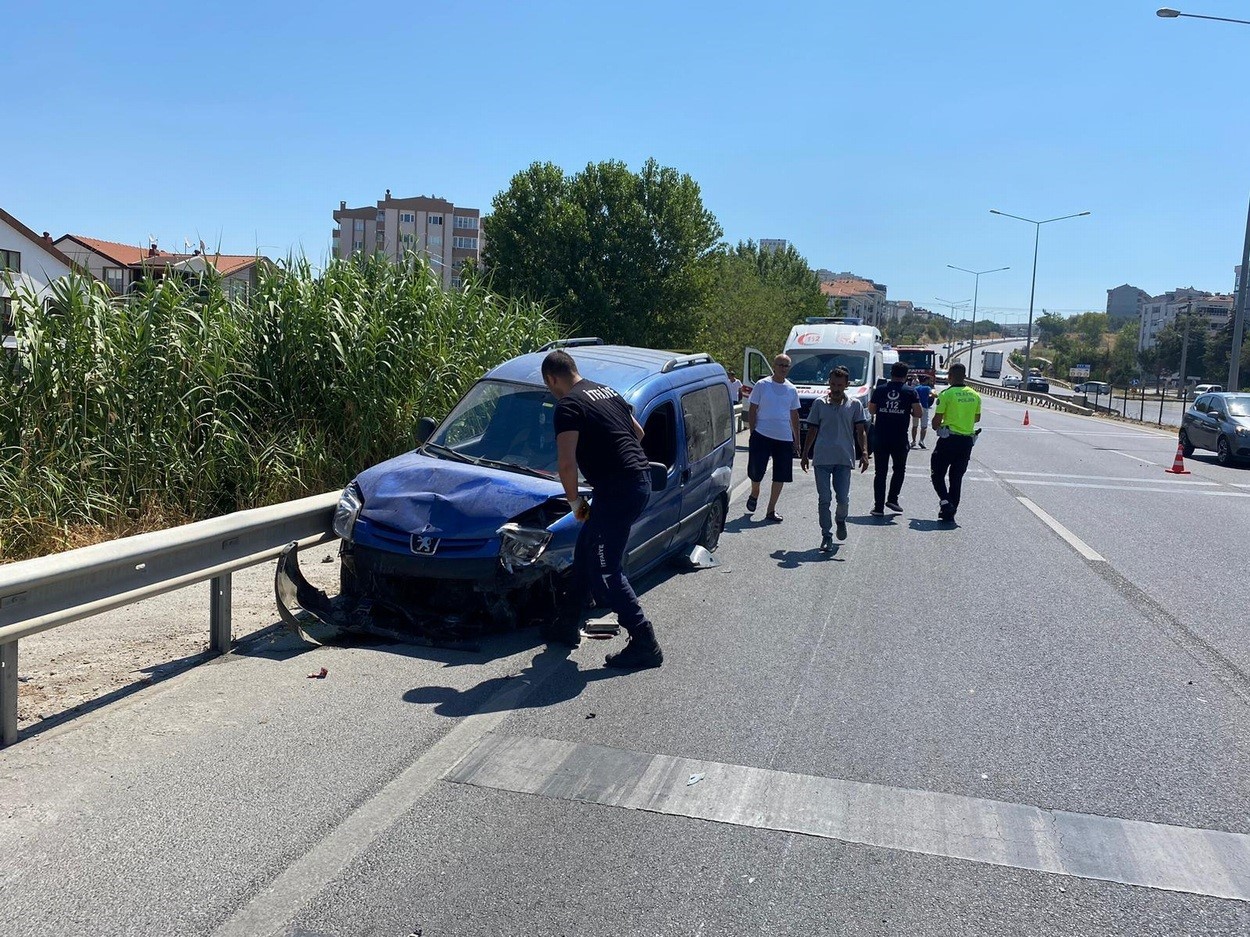 Bursa’da motosiklet sürücüsü kamyonun altına girdi