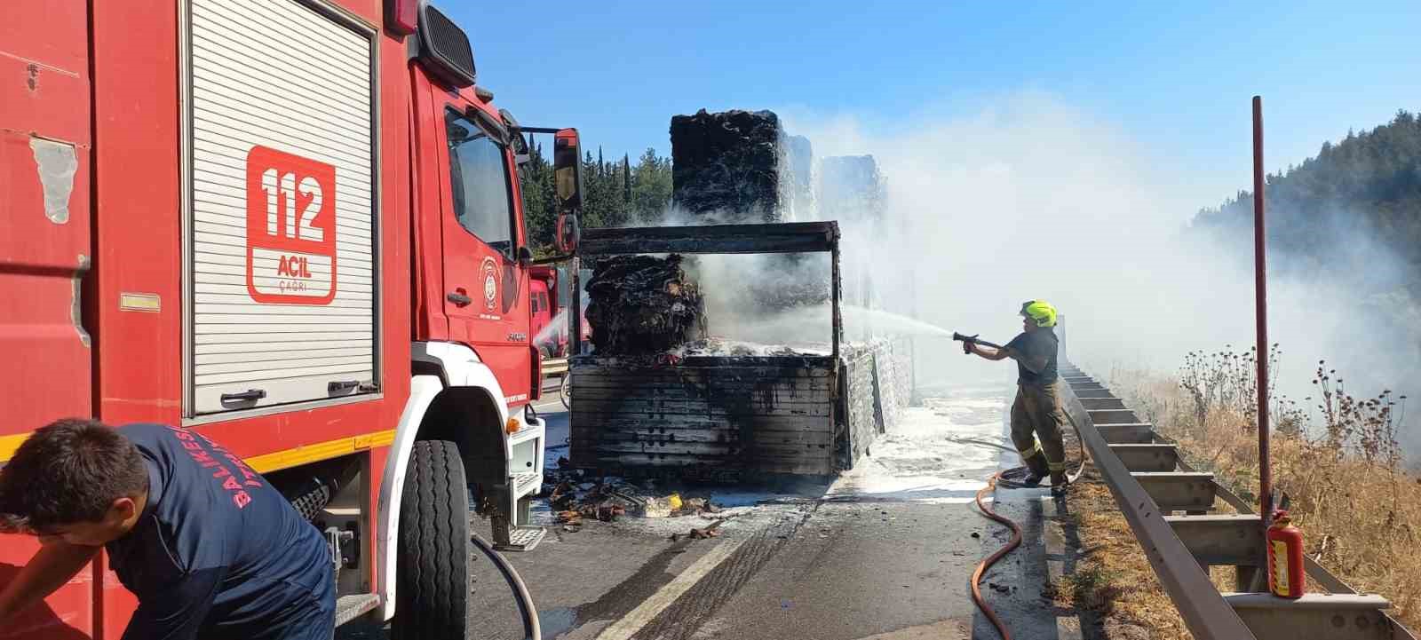 Balıkesir’de seyir halindeki tır alev topuna döndü