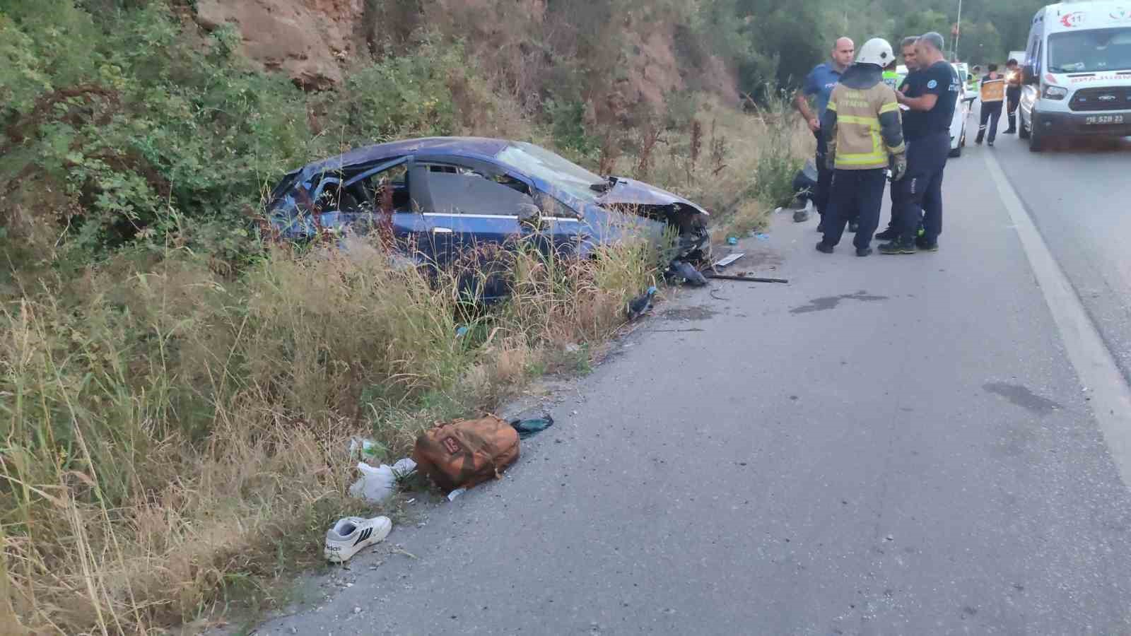 Takla atan otomobilden savrulan 2 genç hayatını kaybetti, 2 genç de ağır yaralandı