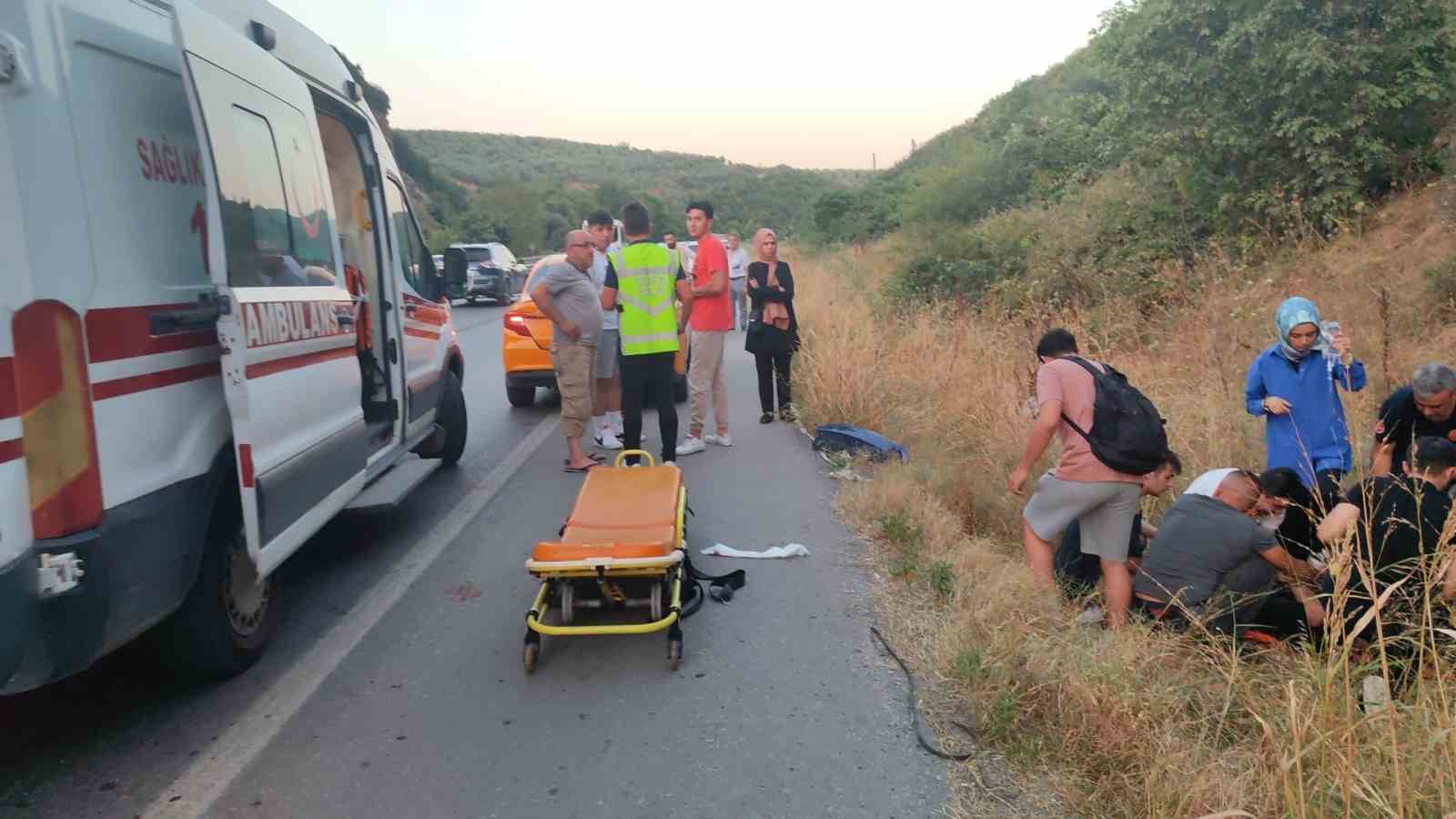 Takla atan otomobilden savrulan 2 genç hayatını kaybetti, 2 genç de ağır yaralandı