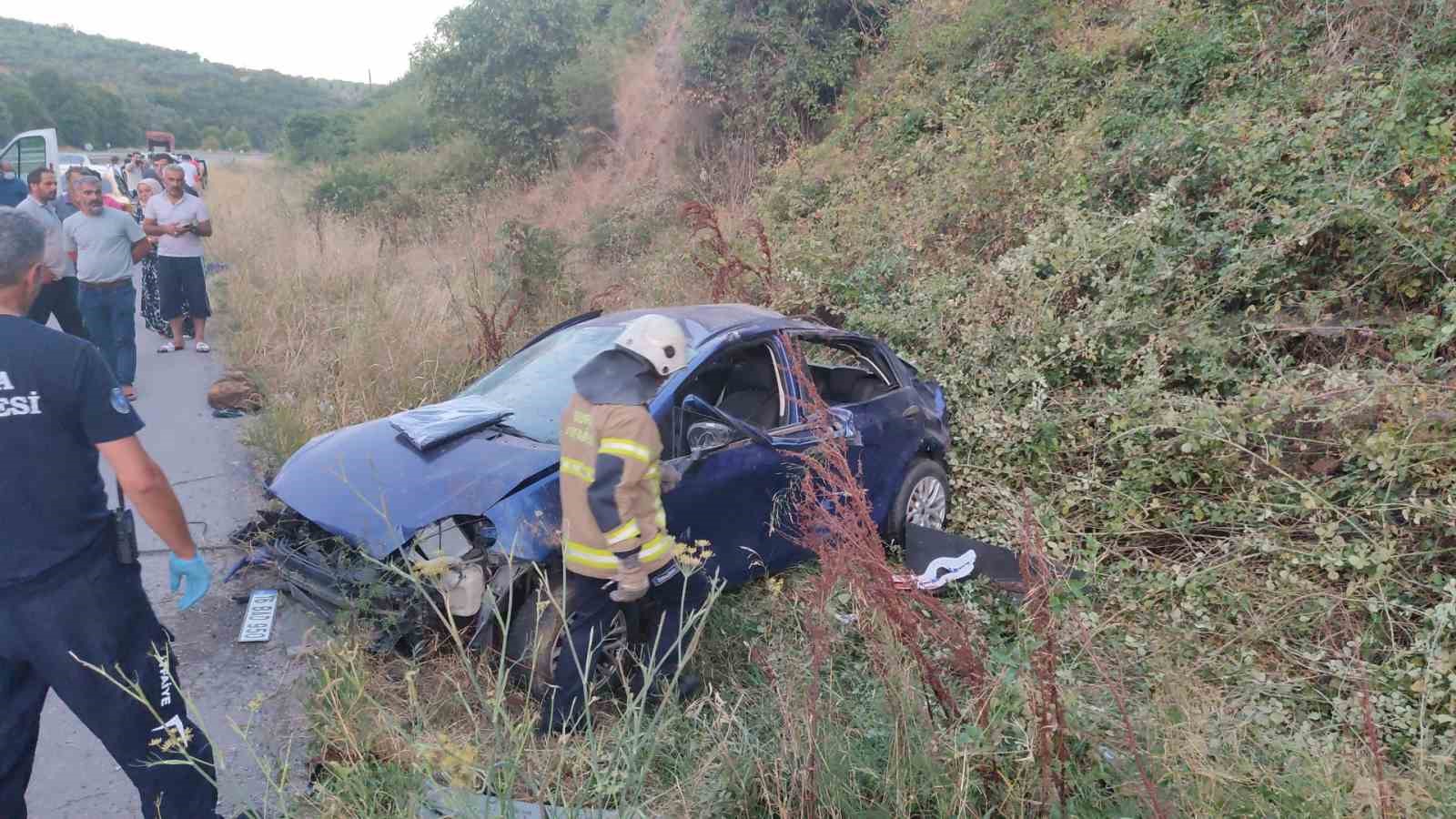 Takla atan otomobilden savrulan 2 genç hayatını kaybetti, 2 genç de ağır yaralandı