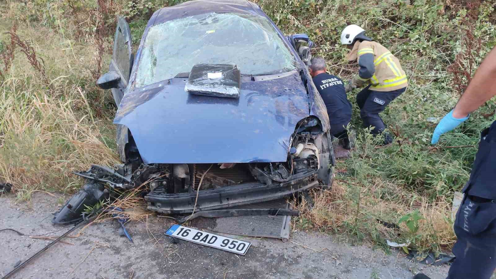 Takla atan otomobilden savrulan 2 genç hayatını kaybetti, 2 genç de ağır yaralandı