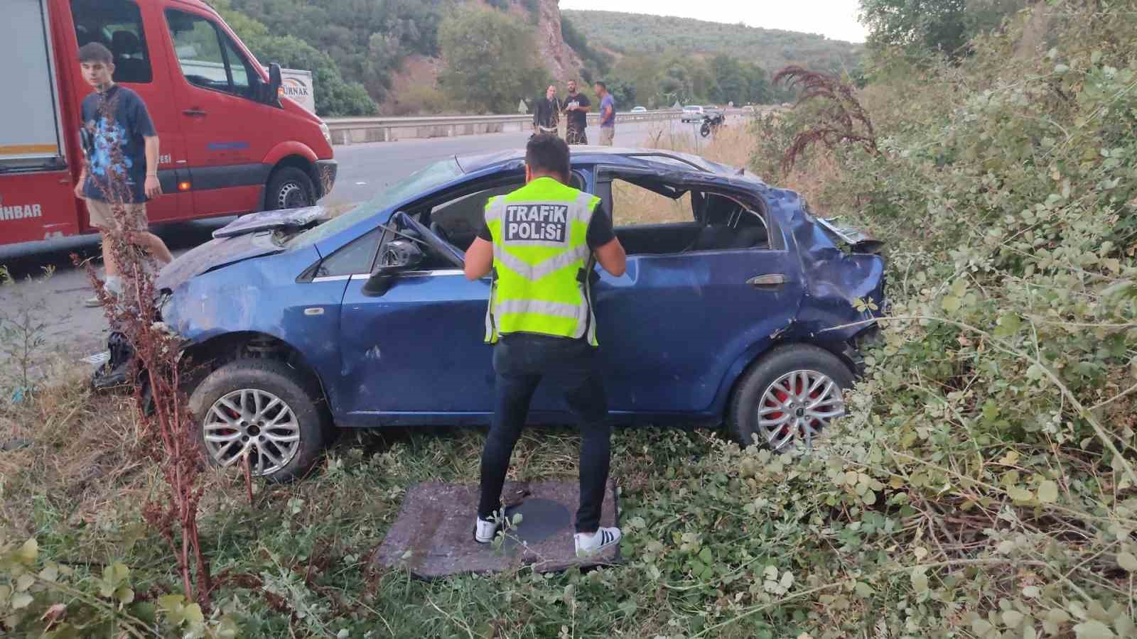 Takla atan otomobilden savrulan 2 genç hayatını kaybetti, 2 genç de ağır yaralandı