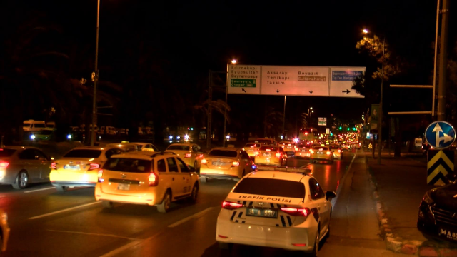 İstanbul'da taksimetre ücretine yüzde 100 zam isteyen taksiciler eylem yaptı