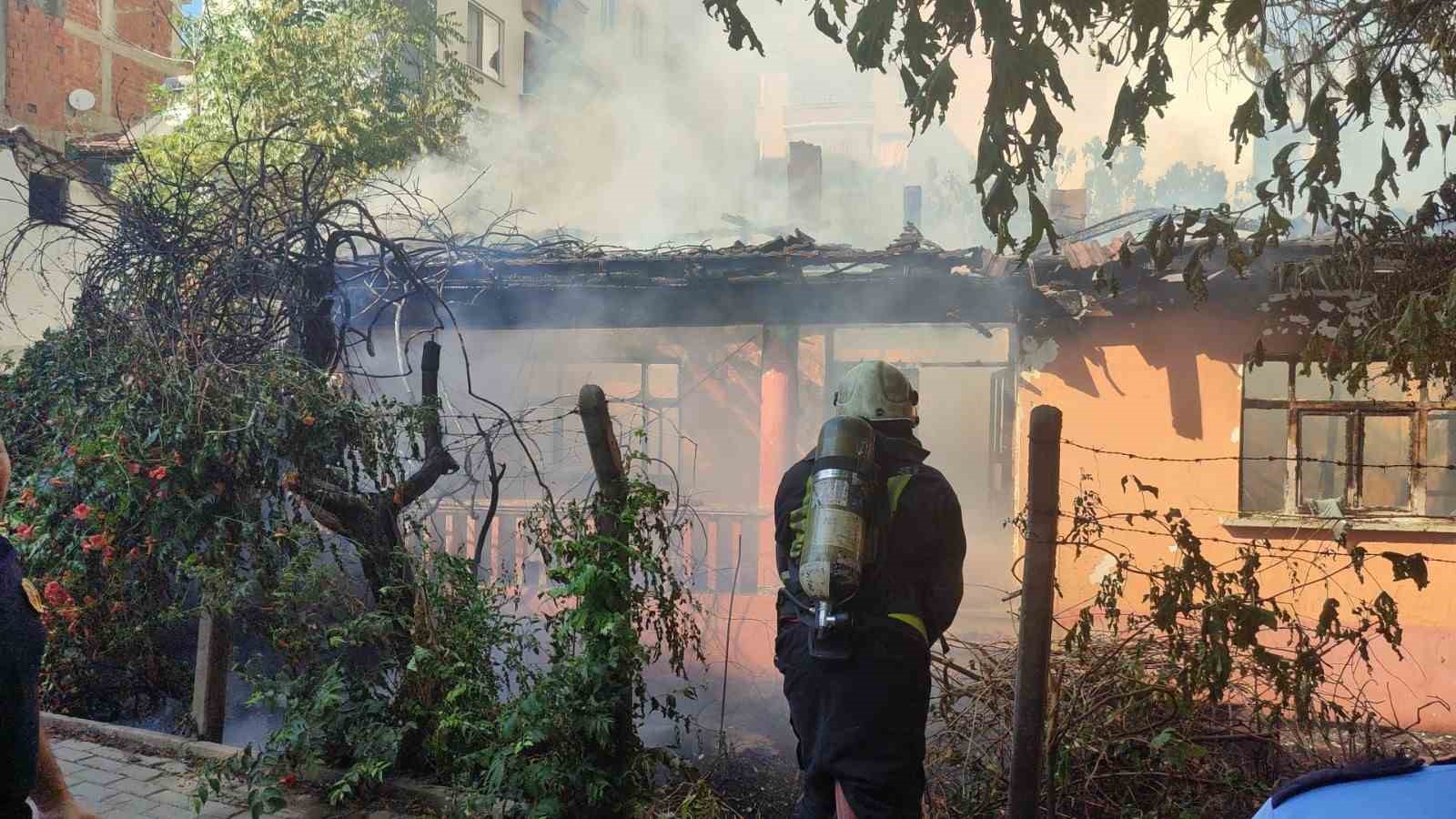 Müstakil ev alevlere teslim oldu