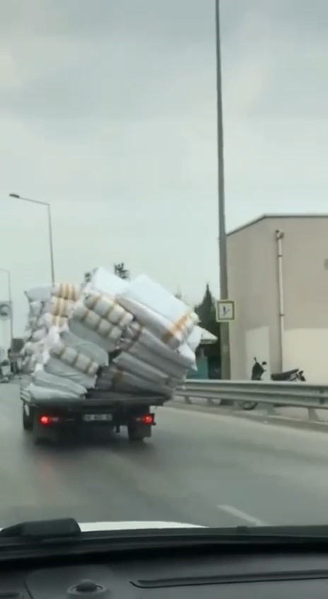 Bursa’da tehlikeli taşımacılık kamerada