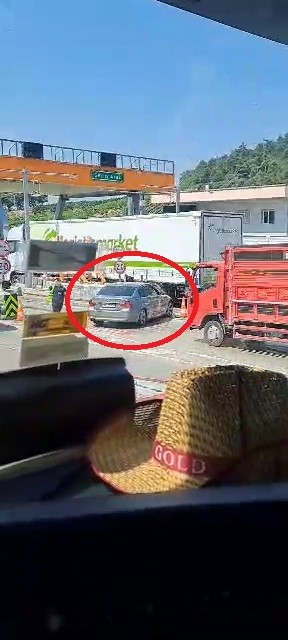 Otoyolda gişe değiştiren otomobil trafiği tehlikeye düşürdü