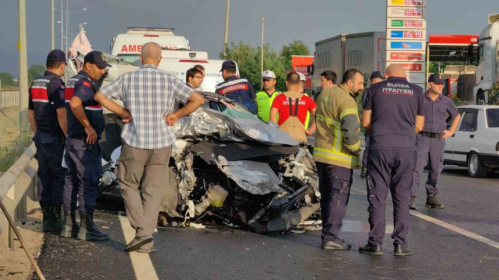 Otomobil sürücüsü tıra böyle çarptı: 1 kişi öldü, 3 kişi yaralandı