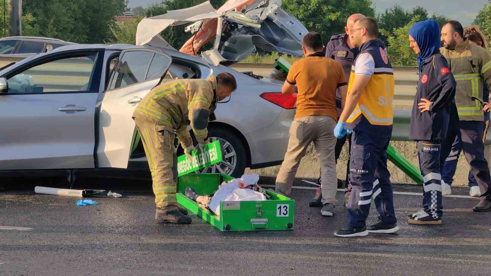 Otomobil sürücüsü tıra böyle çarptı: 1 kişi öldü, 3 kişi yaralandı