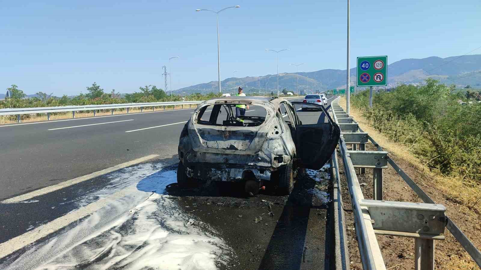 Otomobil alev topuna döndü