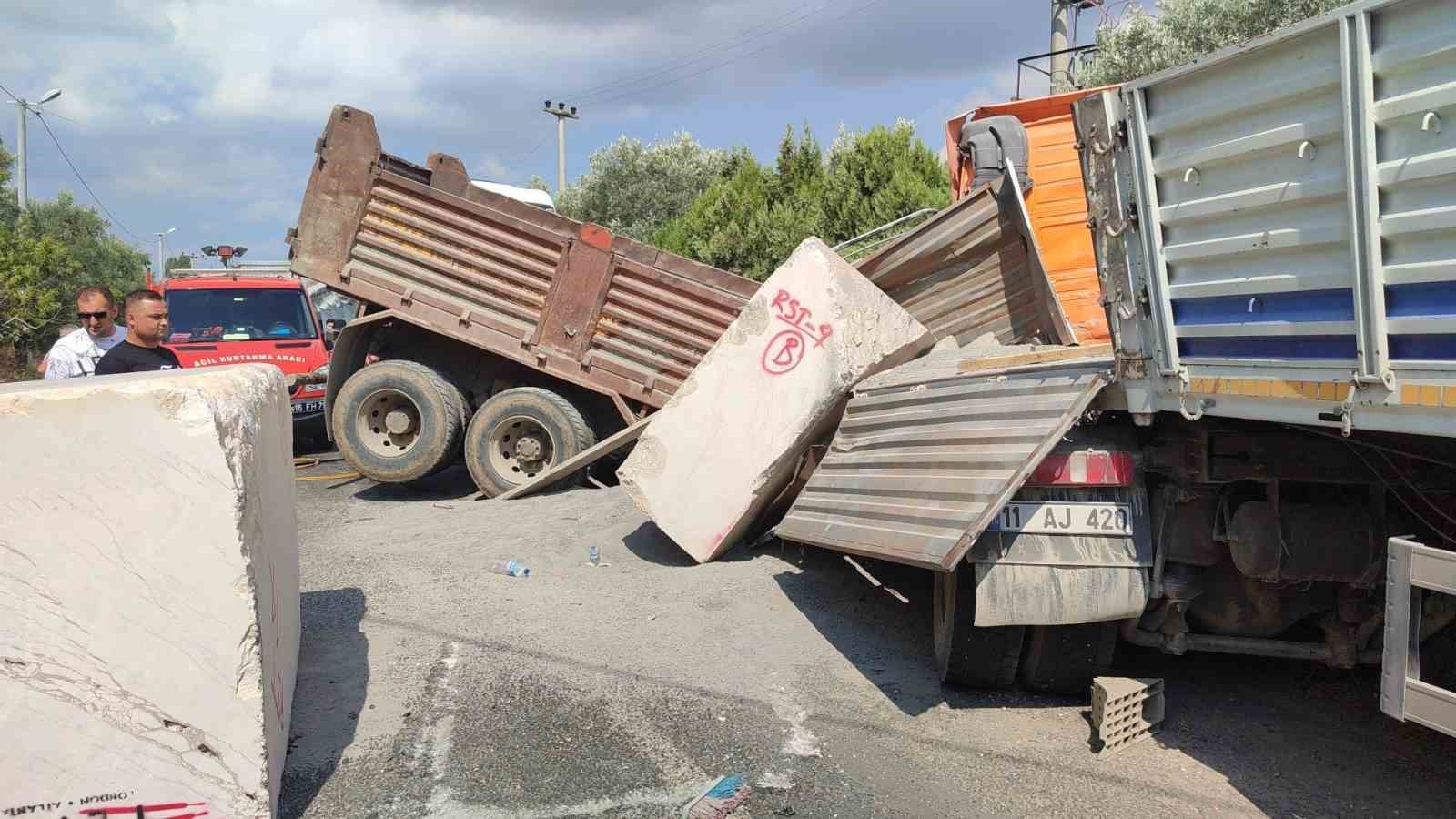 İki kişinin ağır yaralandığı kamyon ile tırın çarpışması kamerada