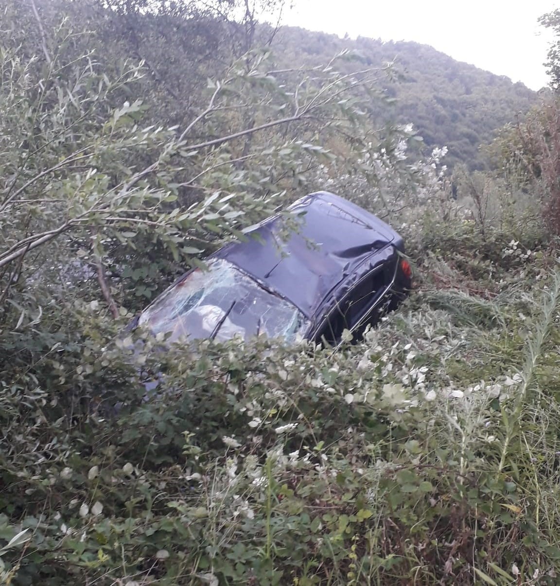 Şarampole uçan otomobilde 2 kişi yaralandı