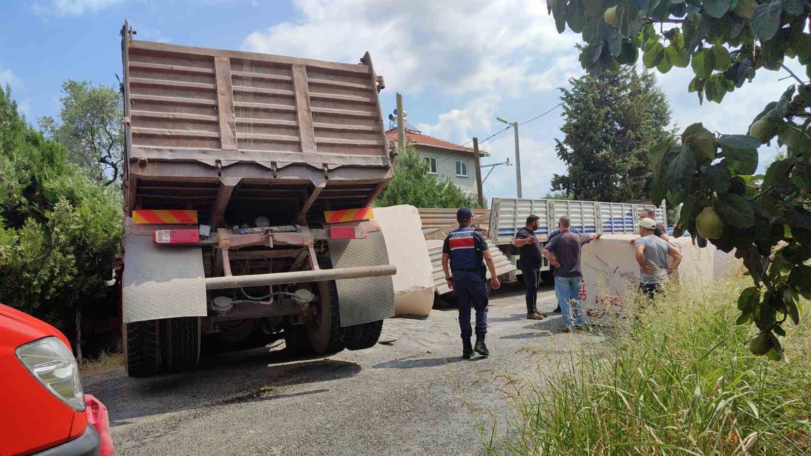 Ağır tonajlı araçlar çarpıştı: 2 yaralı