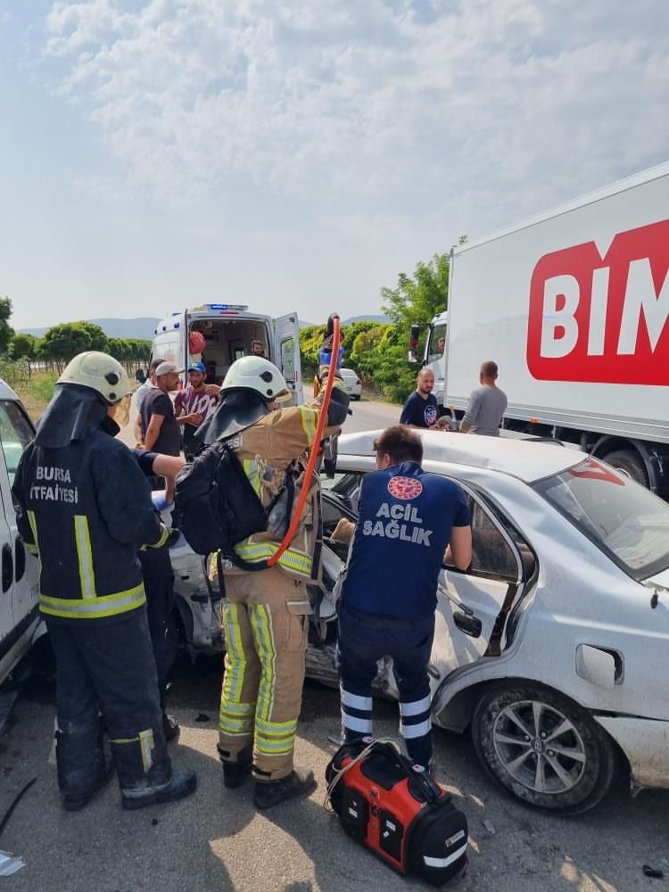 Bursa’da trafik kazası : 2 ölü 1 yaralı