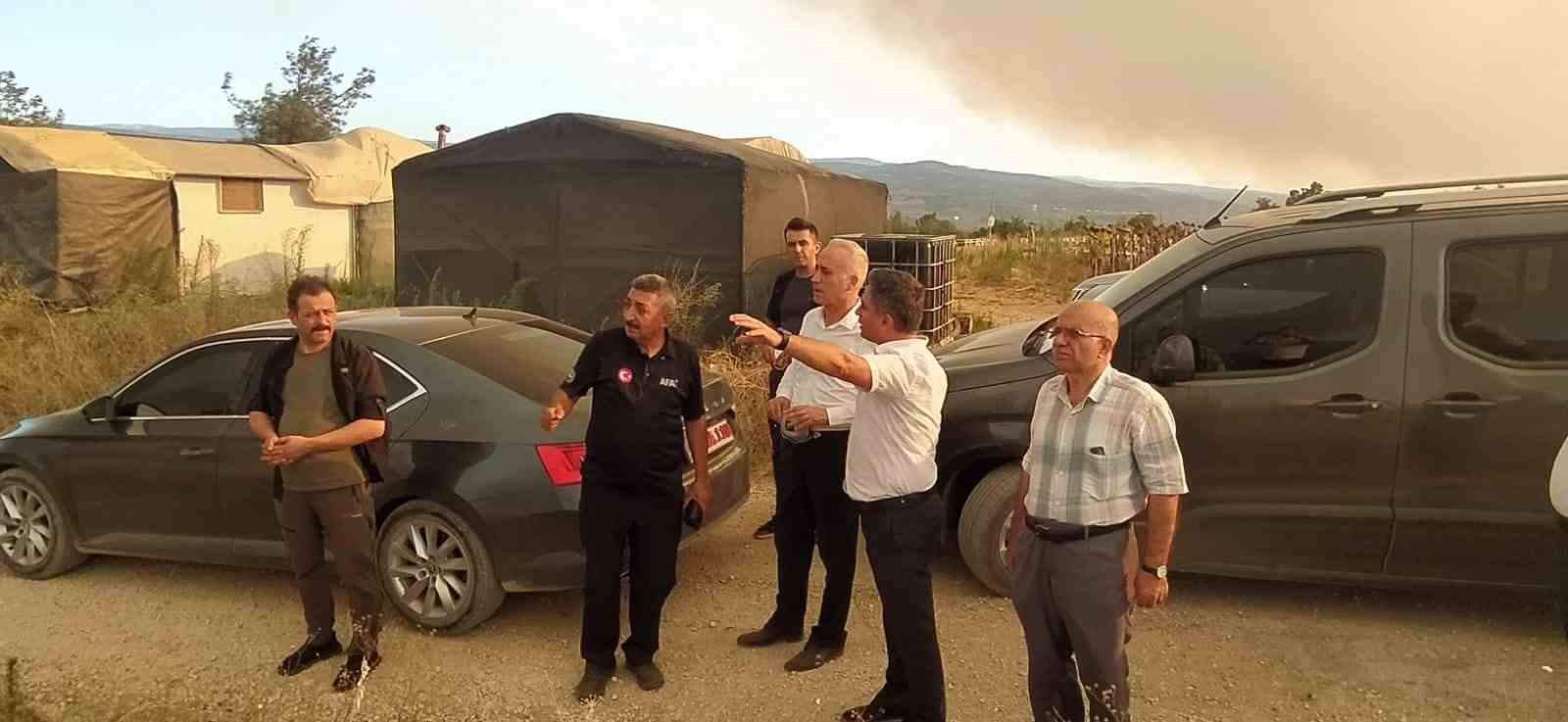 Alevler köye ulaşmasın diye buğday tarlalarını sürüyorlar