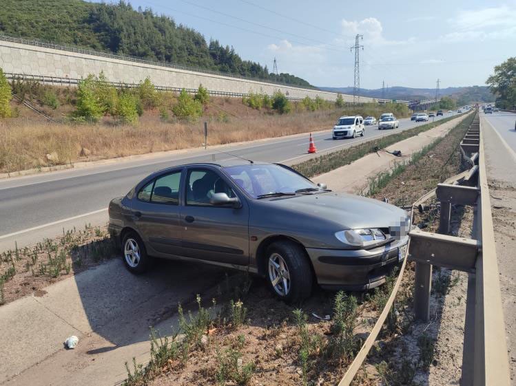 Kontrolden çıkan otomobil refüje daldı