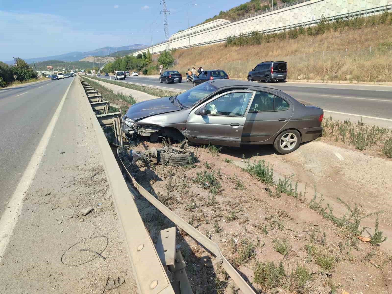 Kontrolden çıkan otomobil refüje daldı