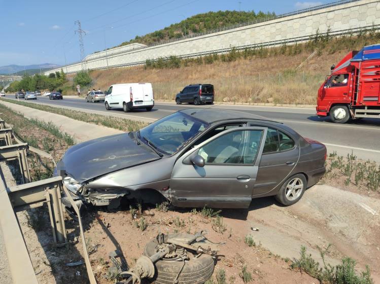 Kontrolden çıkan otomobil refüje daldı