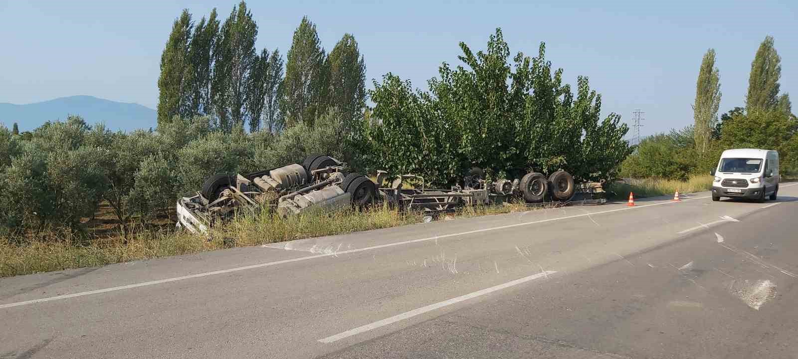 Saç yüklü tır takla attı