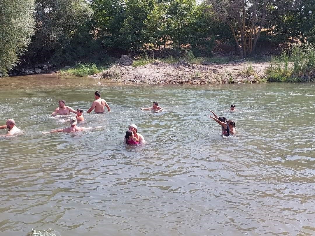 Sıcaktan bunalan köy sakinlerine plaj yaptırdı