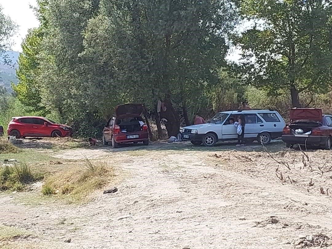 Sıcaktan bunalan köy sakinlerine plaj yaptırdı