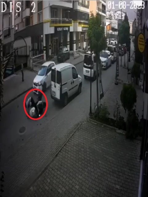 Aynasını kullanmayan sürücü motosikletliye çarptı, ardından kaçtı