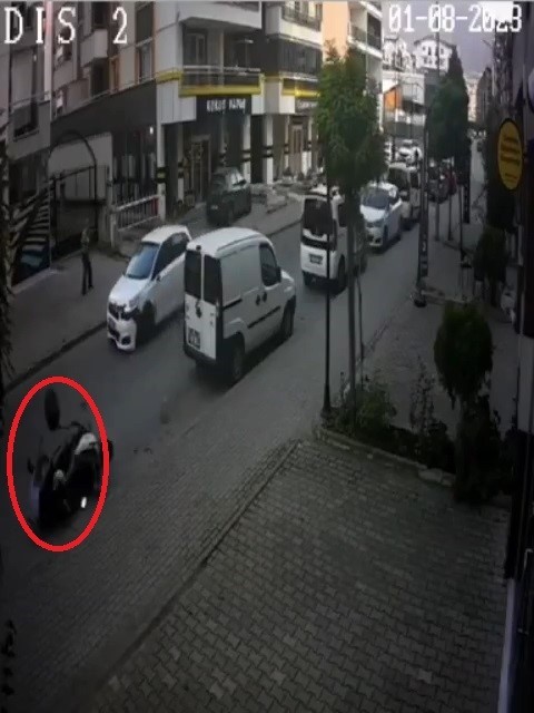 Aynasını kullanmayan sürücü motosikletliye çarptı, ardından kaçtı