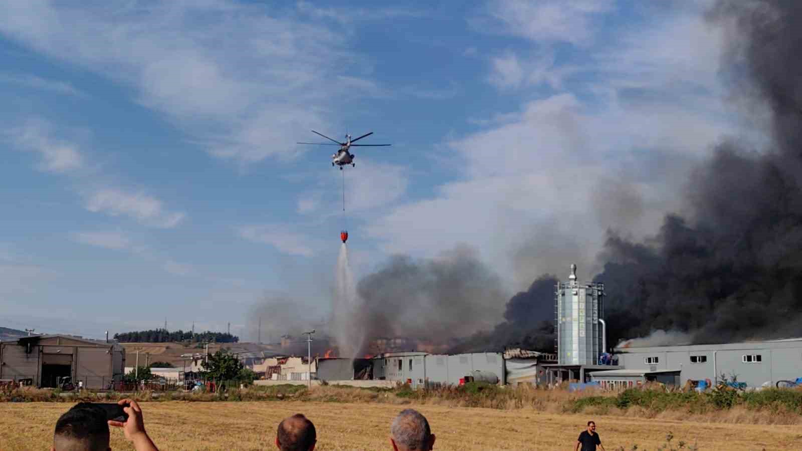 Bursa’da yanan fabrikalara 3 helikopter ve 2 uçak havadan müdahale ediyor