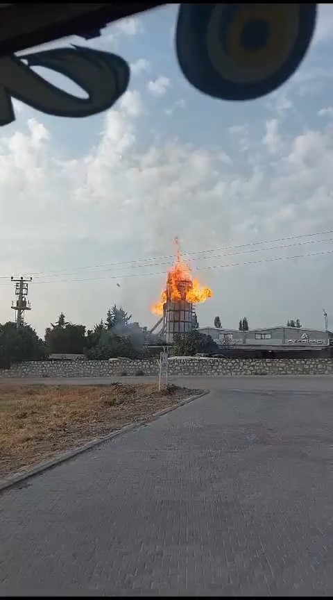 Bursa’da mobilya fabrikasının santrali bomba gibi patladı.. O anlar kamerada